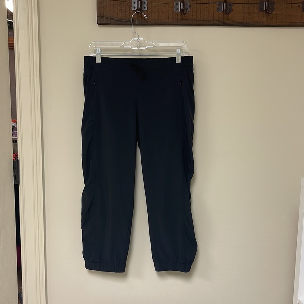 Athleta: Black Capri Jogger, Size 6